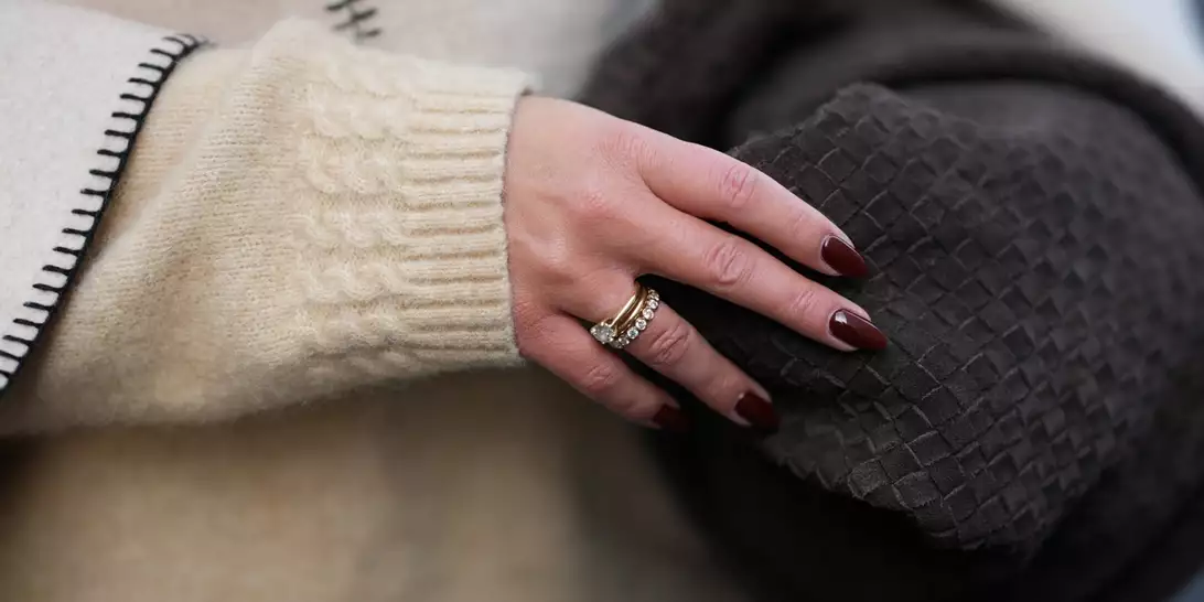 Καφέ μανικιούρ για τα Χριστούγεννα | 8 ιδέες για να κάνετε φέτος την ανατροπή