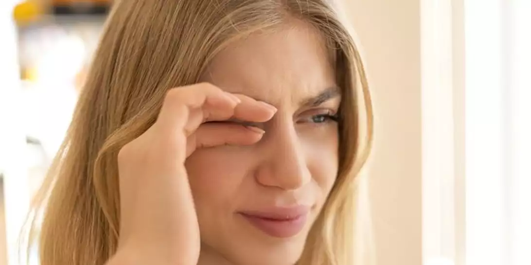 Πρησμένα μάτια; Το εντελώς ανέξοδο beauty tip που πραγματικά δουλεύει