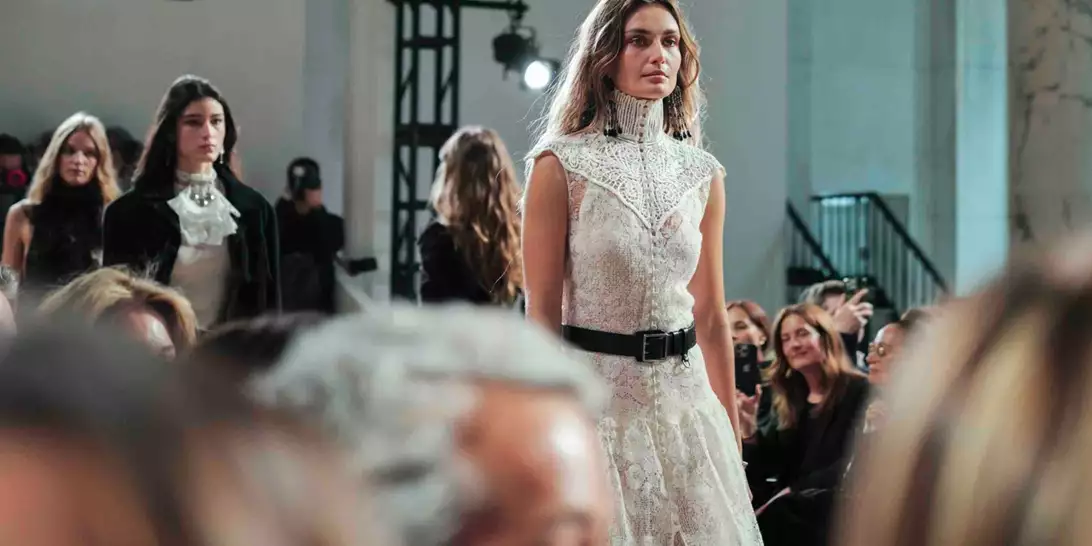 "Modern Romantics" | Η συλλογή Ralph Lauren Fall 2025 εμπέεται από τις ανεξάρτητες γυναίκες