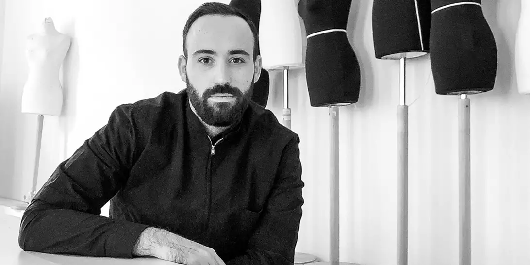 Άγγελος Τσακίρης | Οι λεπτομέρειες μιας τυπικής ημέρας του σχεδιαστή μόδας