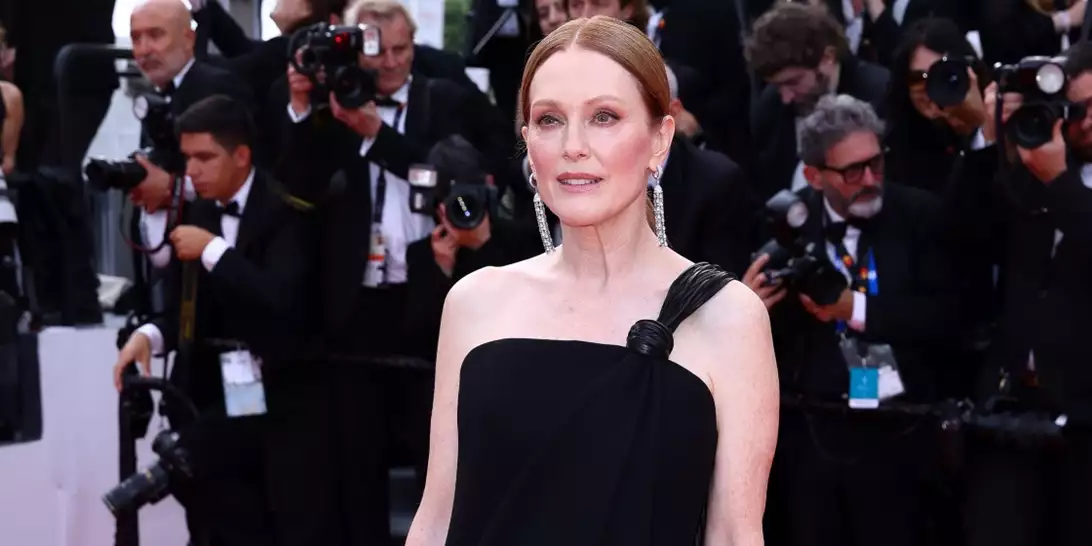 Julianne Moore | Με μαύρο Bottega Veneta φόρεμα στην πρεμιέρα του The Phoenician Scheme στις Κάννες