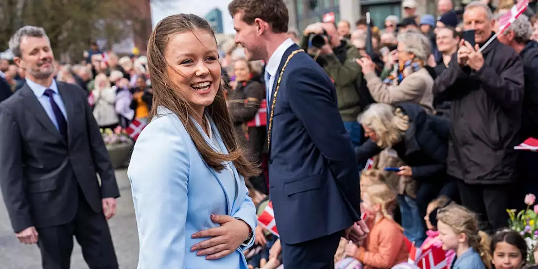 Isabella της Δανίας | Με μητέρα τη βασίλισσα Mary και νονά την Αλεξία Ντε Γκρες καλείται να πάρει μια μεγάλη απόφαση το 2026