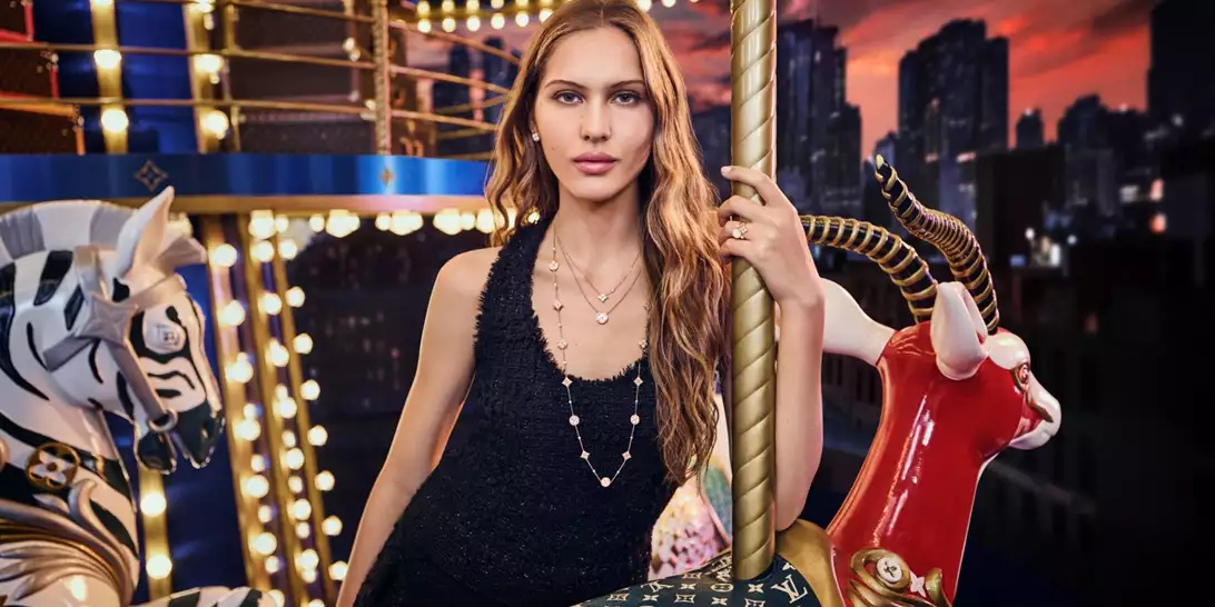 Η καμπάνια της Louis Vuitton για τις γιορτές είναι ένα μαγικό ταξίδι με carousel