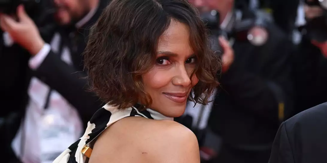 Halle Berry | Οι νέοι ενδυματολογικοί κανόνες στις Κάννες την ανάγκασαν να αλλάξει φόρεμα την τελευταία στιγμή