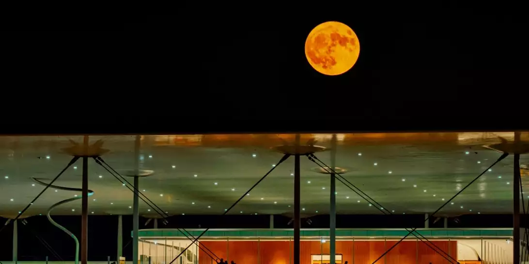 Full Moon Sleepovers | Βραδιές με sleeping bag, παρέα και φόντο το γεμάτο φεγγάρι