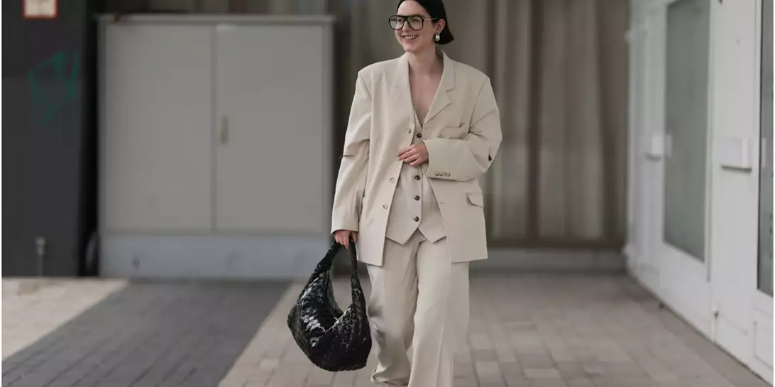 Πώς θα συνδυάσετε κοστούμι με πέδιλα για το γραφείο