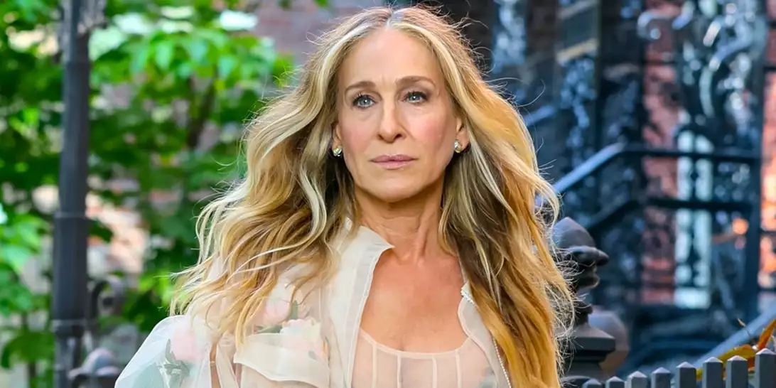 Chic over 50 | 3 κομψά καλοκαιρινά χτενίσματα με την υπογραφή της Sarah Jessica Parker