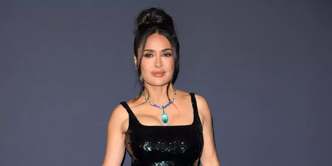 Η Salma Hayek χορεύει με ένα μικροσκοπικό λευκό μπικίνι σε ένα backstage βίντεο