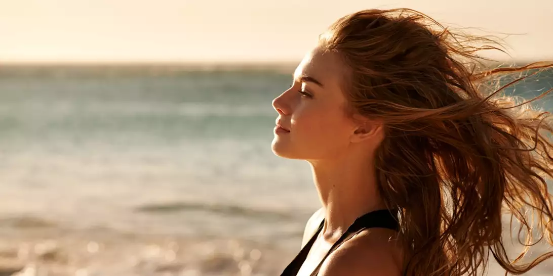 Αυτό το αντηλιακό spray μαλλιών είναι ο σύμμαχός σας για δυνατά και λαμπερά μαλλιά στον ήλιο