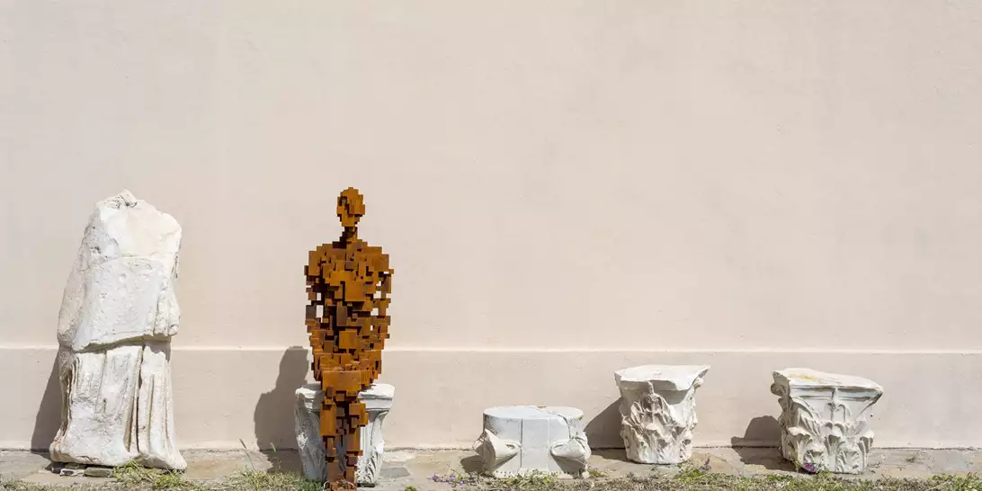 Art Club | Η Δήλος αποκτά το πρώτο έργο σύγχρονης τέχνης στον αρχαιολογικό της χώρο