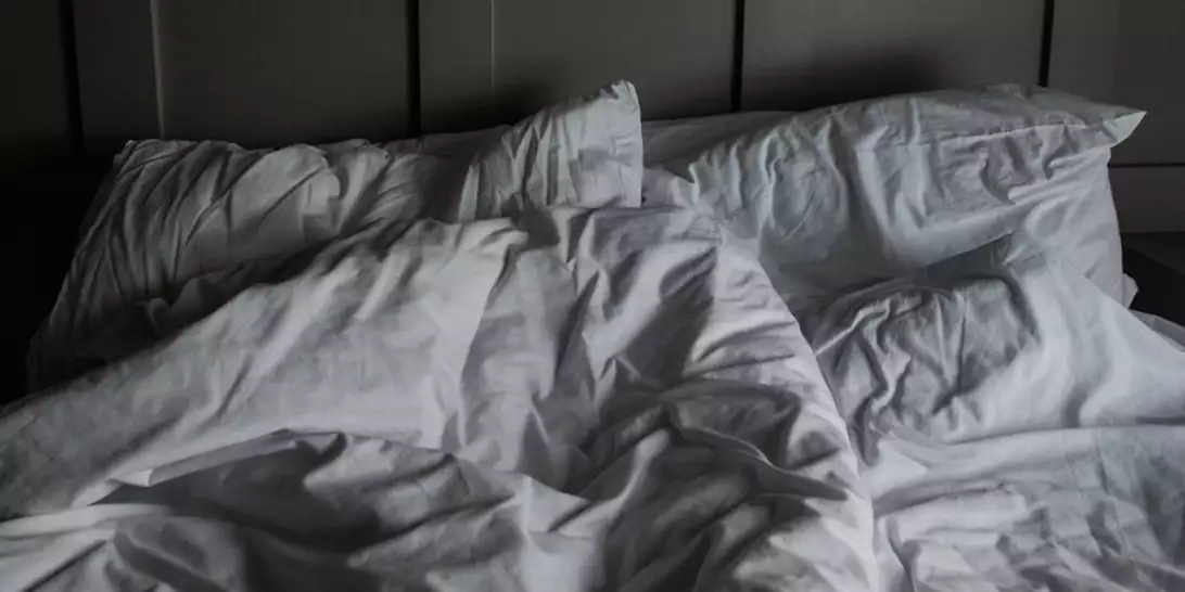 Το "τρικ της μαξιλαροθήκης" | Η τεχνική που πρέπει να ξέρετε για να κοιμάστε καλά στον καύσωνα