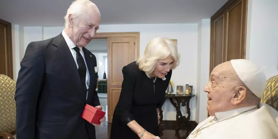 Βασίλισσα Καμίλα | Η ενδυμασία της μπροστά στον Πάπα προκάλεσε συζήτηση