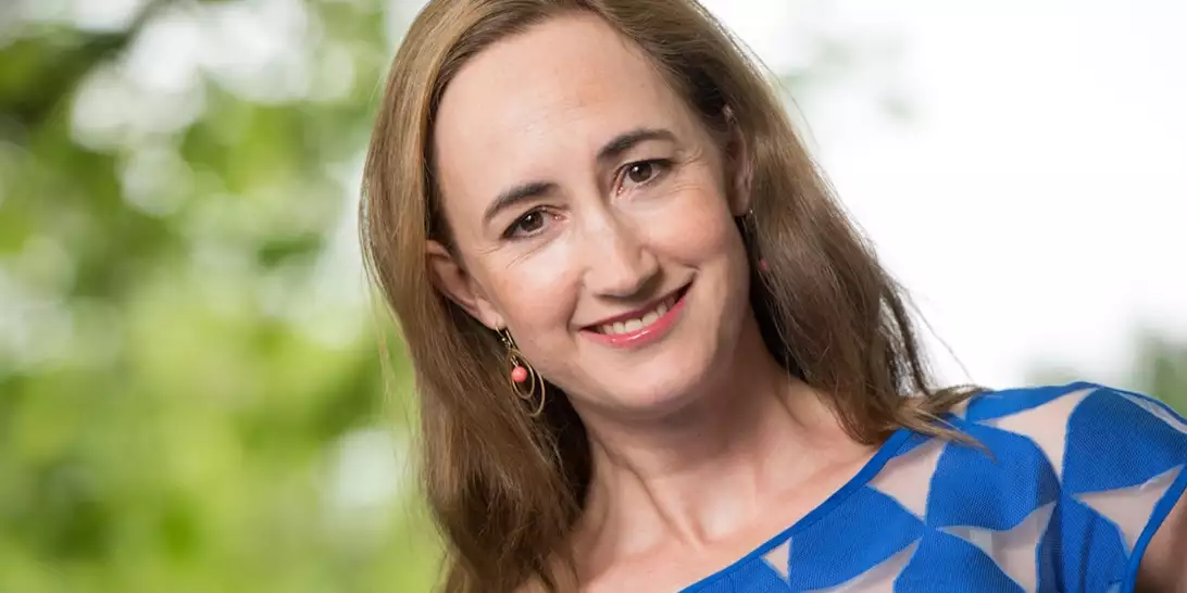 Η αντίδραση της Isla Fisher στην είδηση του θανάτου της Sophie Kinsella: "Η καρδιά μου είναι ραγισμένη"