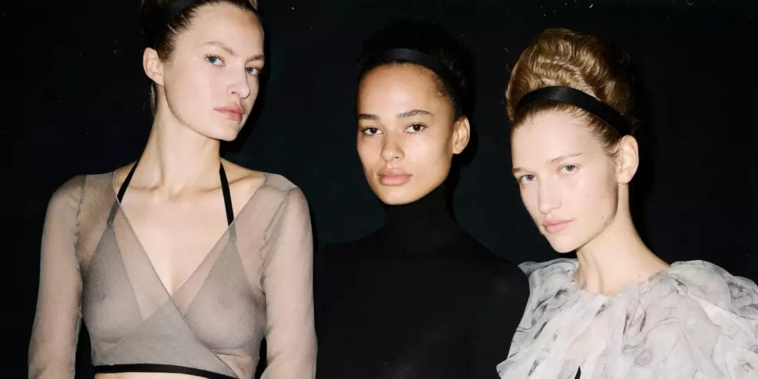 Max Mara SS26 | Σύγχρονα beehives και barely-there μακιγιάζ όρισαν τα beauty looks της συλλογής "Rococo Modern"