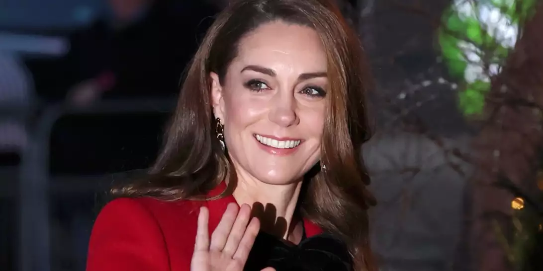 Kate Middleton | Ντυμένη στα κόκκινα έφτασε στη λειτουργία για τα χριστουγεννιάτικα κάλαντα