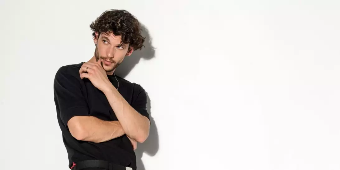 Ο Βασίλης Μίχας στο Harper's Bazaar: "Μπορεί να προσέχω τι θα φορέσω, αλλά όχι σε βαθμό παράνοιας, ως μορφή αυτοέκφρασης"