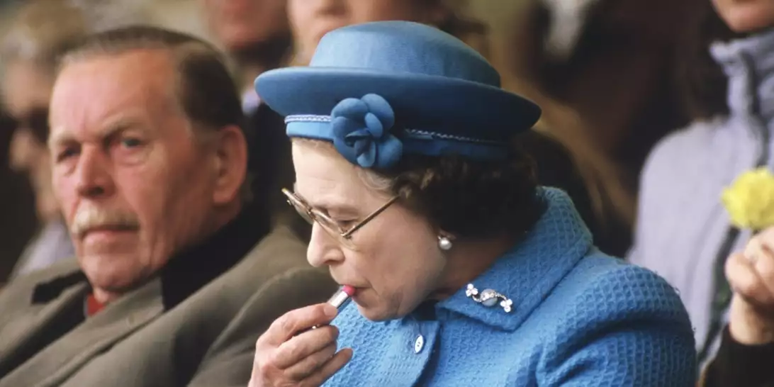 Οι παράξενες συνήθειες που είχε η βασίλισσα Ελισάβετ όταν ταξίδευε με αεροπλάνο
