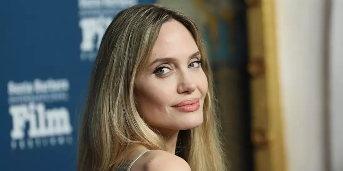 Η Angelina Jolie με off white φόρεμα στο Διεθνές Φεστιβάλ Κινηματογράφου της Σάντα Μπάρμπαρα
