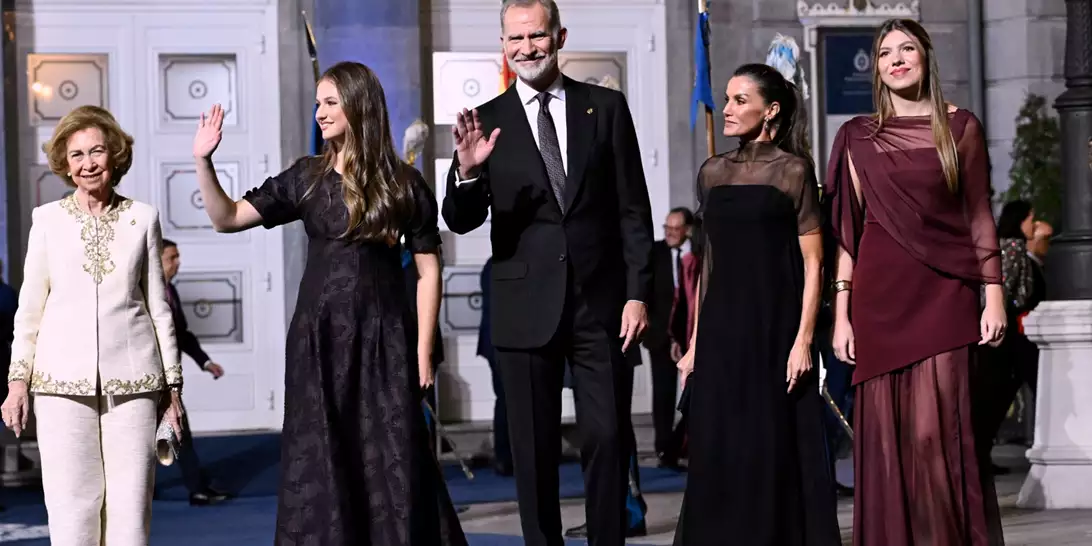 Βασίλισσα Letizia - Βασιλιάς Felipe | Η οικογενειακή χριστουγεννιάτικη κάρτα που θύμισε αυτή της Kate και του William