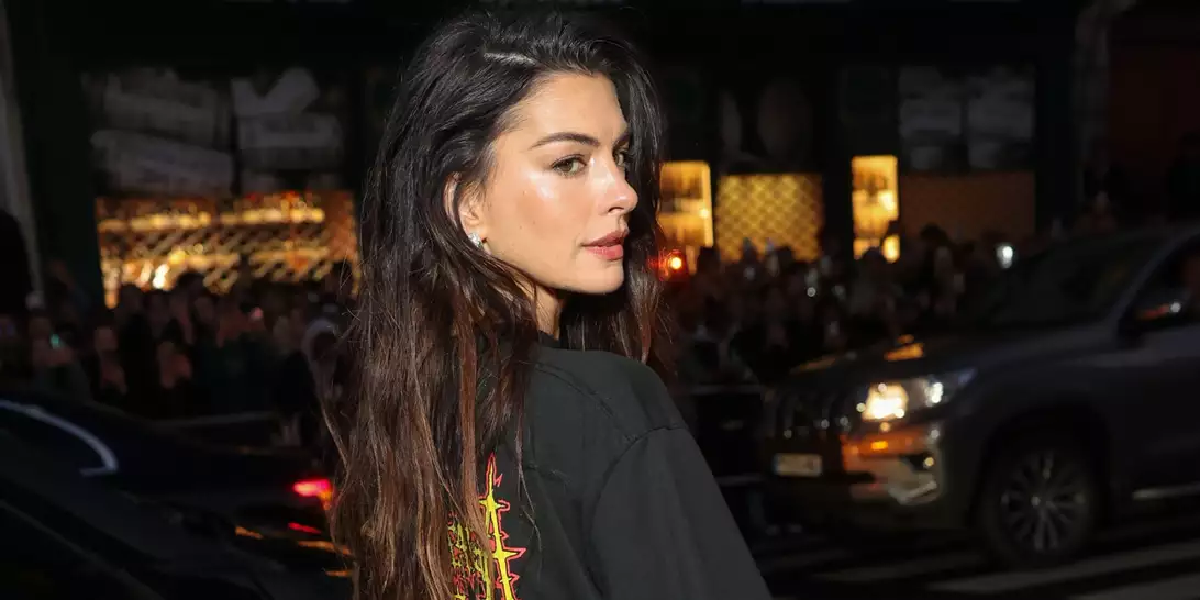 Anne Hathaway | Στο fashion show του Balenciaga με glamorous beauty look με rock χαρακτήρα