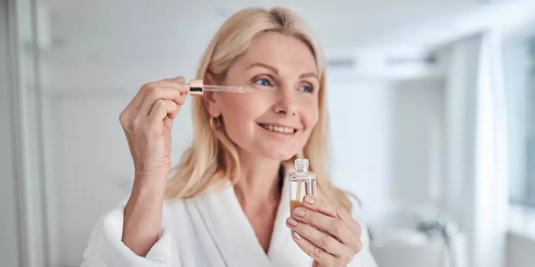 Ένας ορός που συνδυάζει τη βιταμίνη C με τη D αλλάζει τον τρόπο που φροντίζαμε την επιδερμίδα μας τη νύχτα