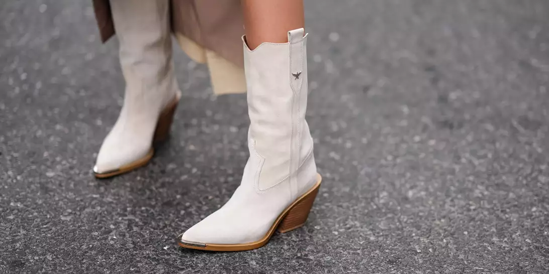 Τα κομψά μποτάκια για να υιοθετήσετε την τάση του suede