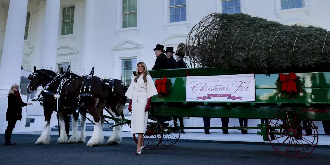 Η Melania Trump έφερε τα Χριστούγεννα στον Λευκό Οίκο με κομψό παλτό Dior και καρό γόβες