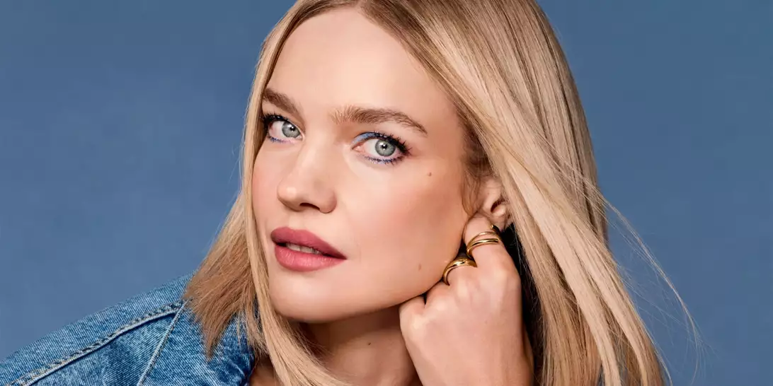 Denim & Flowers | Το πιο εμβληματικό ύφασμα ντύνει την "ανθισμένη" συλλογή μακιγιάζ της άνοιξης