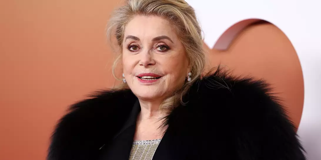 Catherine Deneuve | Η συμβολική καρφίτσα που επέλεξε για την εμφάνισή της στα βραβεία César