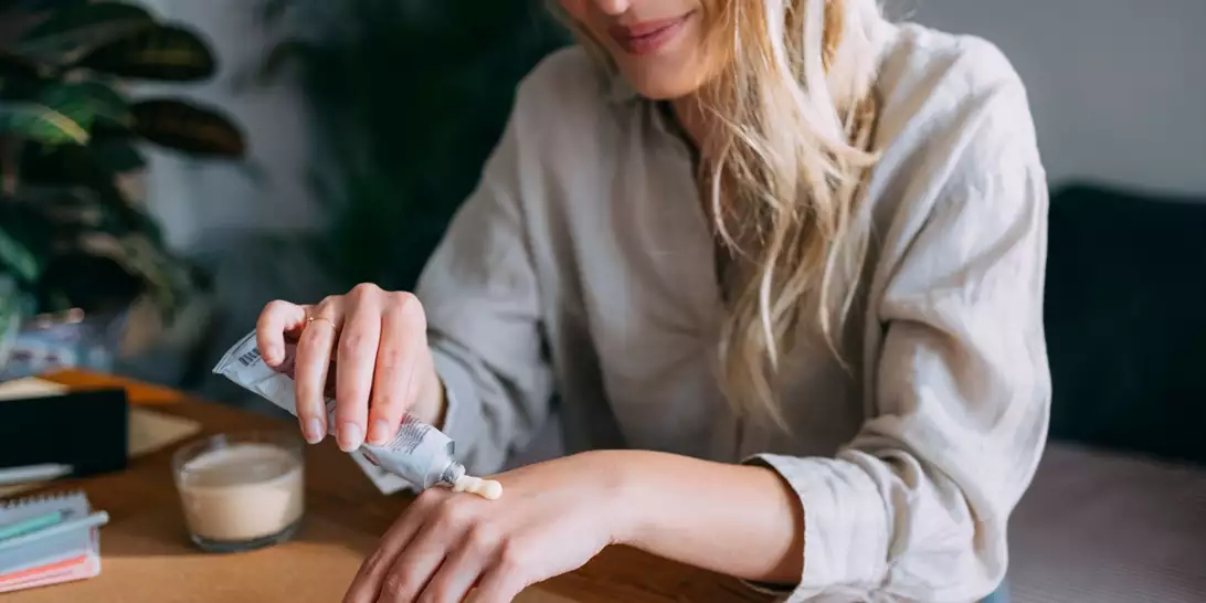 7 αποτελεσματικές κρέμες χεριών κατά των πανάδων