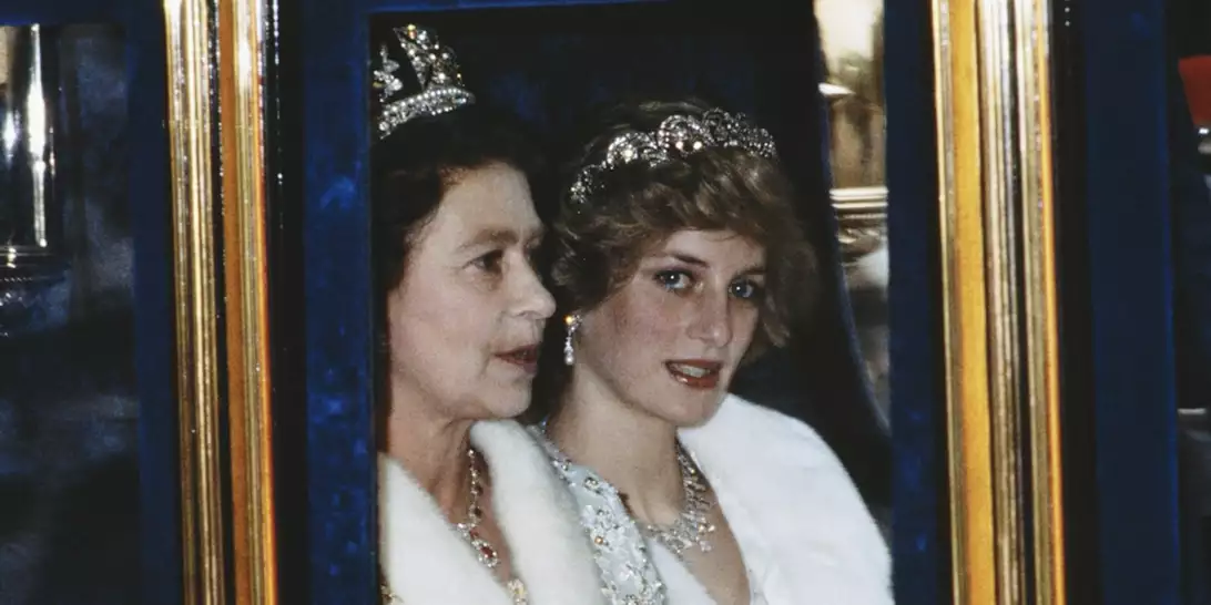 Η παρατήρηση της πριγκίπισσας Diana στη βασίλισσα Ελισάβετ σε οικογενειακό τραπέζι | Η αμήχανη στιγμή ανάμεσα στις δύο γυναίκες