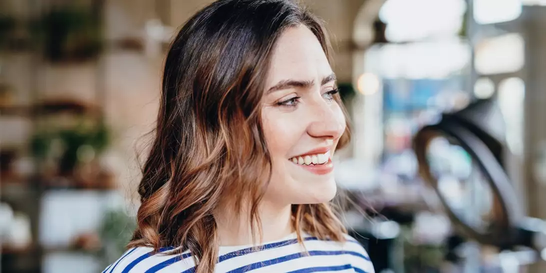 Καστανά μαλλιά | Πώς θα πετύχετε το τέλειο balayage για το καλοκαίρι