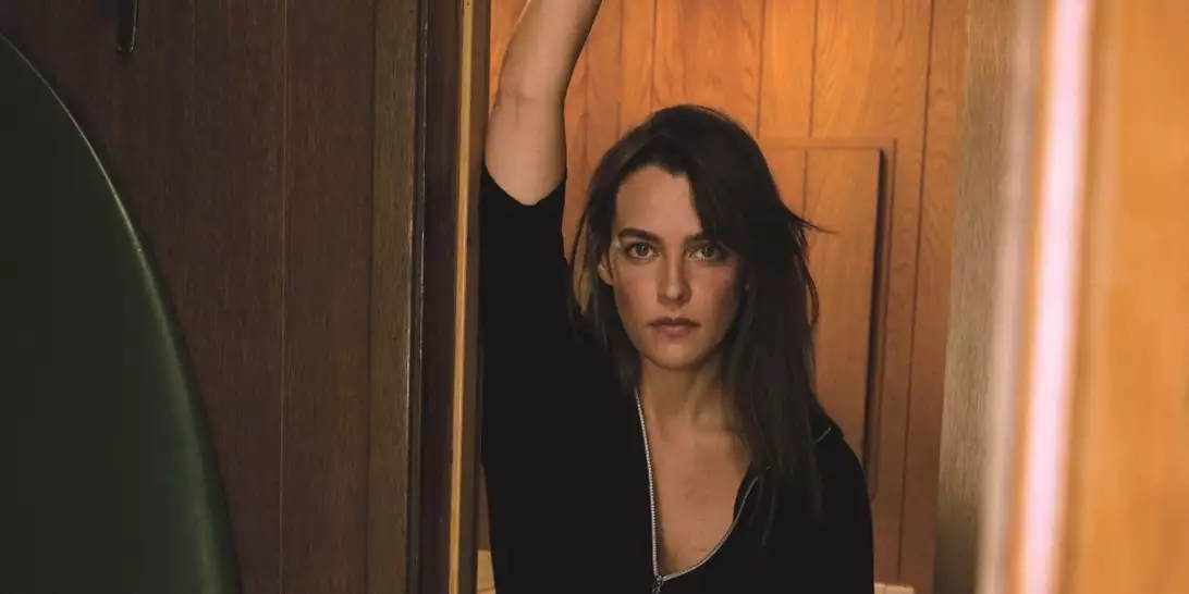 H Riley Keough στο Harper's Bazaar Greece: "Είπα στη μητέρα μου ότι θα τη βοηθήσω να τελειώσει το βιβλίο. Και λίγο μετά πέθανε"