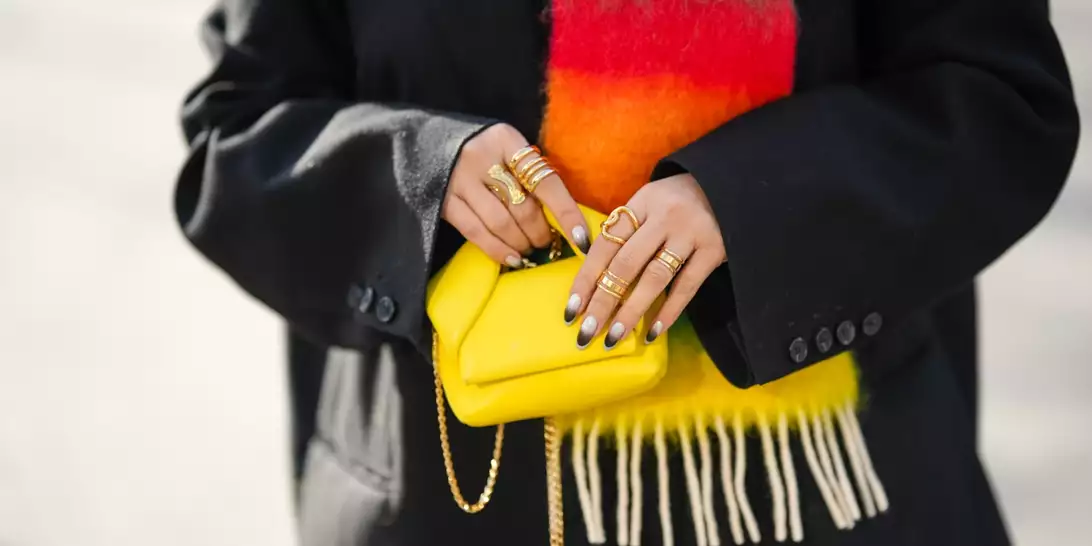 Black French | 3 μαύρα μανικιούρ που θα αναβαθμίσουν το γαλλικό σας