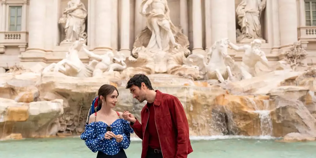Emily In... Rome: Η μεταφορά της δράσης στη Ρώμη τονίζει πόσο μοιάζει η Lily Collins στην Audrey Hepburn