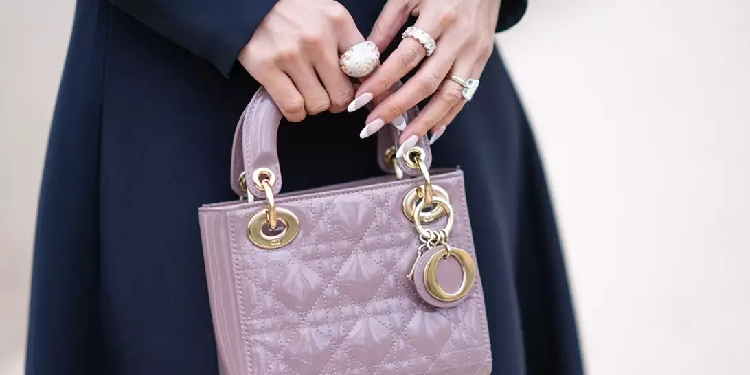 10 κομψά γαλλικά μανικιούρ στα it χρώματα της σεζόν