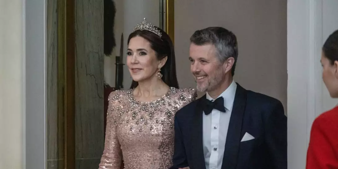 Βασίλισσσα Mary της Δανίας | Σε επίσημο δείπνο με δύο ιστορικά κοσμήματα που έχουν να φορεθούν πάνω από 140 χρόνια