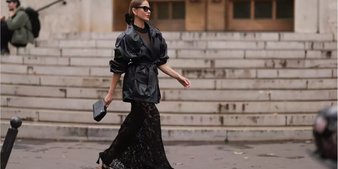 Το μαύρο φόρεμα των ρεβεγιόν είναι δημιουργημένο από τα δύο πολυτελή υφάσματα που αγαπούν οι γυναίκες