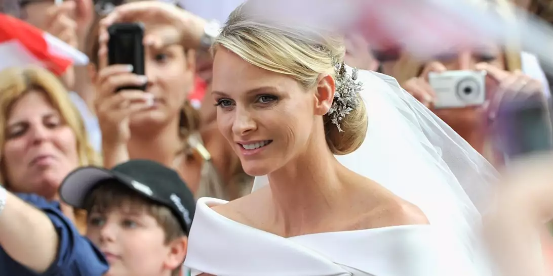 40.000 κρύσταλλα, 30.000 χρυσά μαργαριτάρια, ουρά 5 μέτρων | To Armani νυφικό - έργο τέχνης της πριγκίπισας Charlene