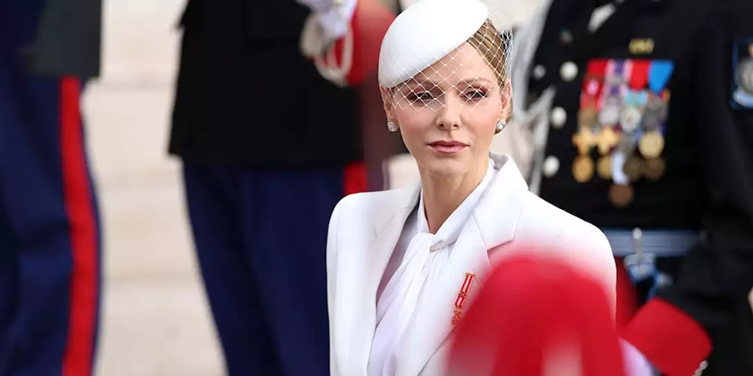 Εθνική γιορτή του Μονακό | Η πριγκίπισσα Charlene ξεχώρισε με Grace Kelly look και λευκό παντελόνι