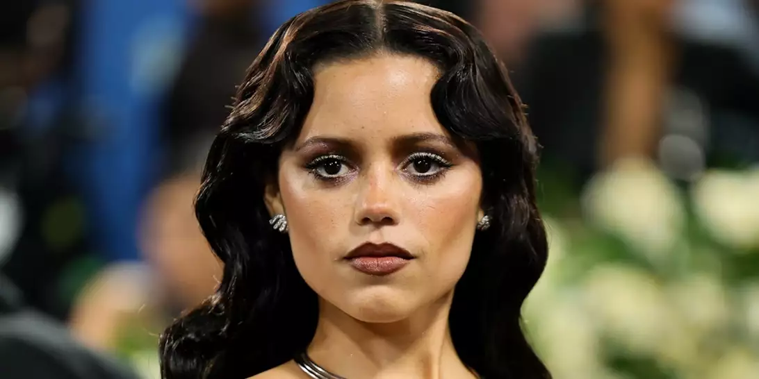Η Jenna Ortega επέλεξε φόρεμα από χάρακες στο Met Gala 2025