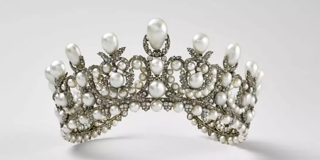 Η ιστορία πίσω από τις δύο τιάρες και τα πολύτιμα κοσμήματα που εκπλάπησαν από το Μουσείο του Λούβρου