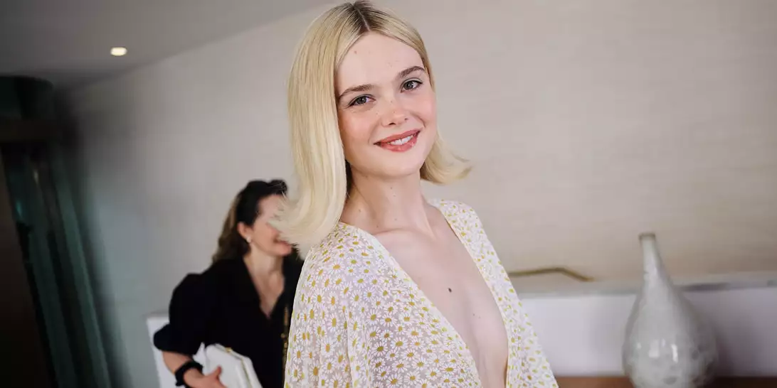 Θηλυκή συμμαχία | Η πρέσβειρα της L’Oréal Paris, Elle Fanning, μιλά αποκλειστικά στο Harper's Bazaar Greece