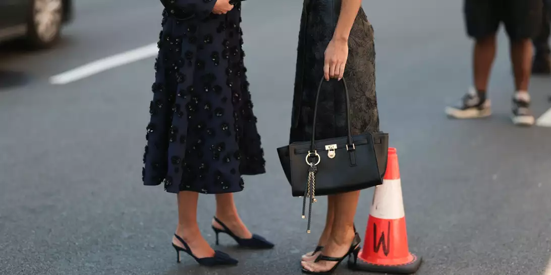 Οι slingback γόβες που θα ορίσουν τα χειμωνιάτικα looks σας έχουν πολυτελή υφή βελούδου