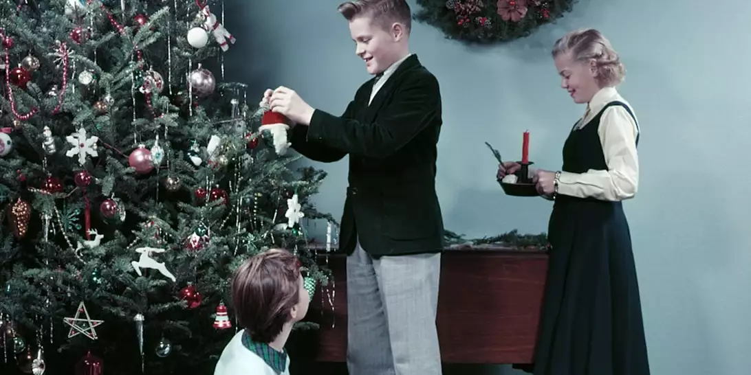 Αστόλιστο χριστιουγεννιάτικο δέντρο; H ξεχασμένη τάση από τη δεκαετία του 1950 επιστρέφει το 2025 και διχάζει