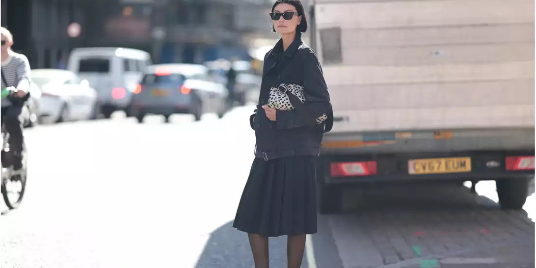 Πώς θα δείχνετε chic φορώντας μια μαύρη φούστα