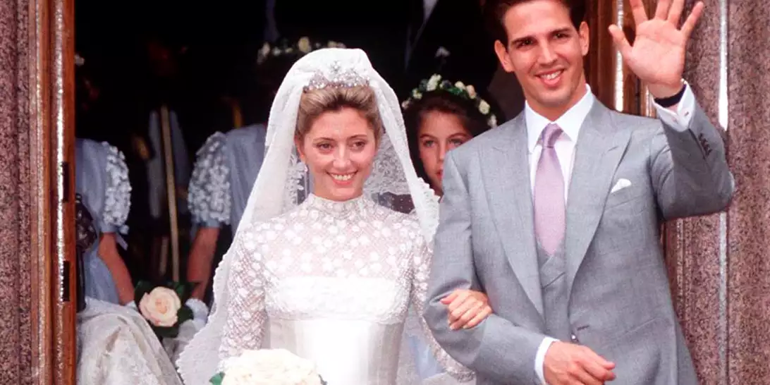 Όταν η βασίλισσα Ελισάβετ διόρθωσε την ουρά του νυφικού της Marie-Chantal στον γάμο της με τον Παύλο Γλύξμπουργκ