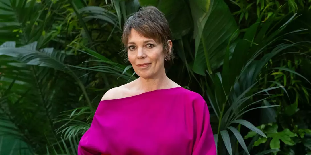 Η Olivia Colman έδειξε πως τα έντονα χρώματα είναι ακριβώς ό,τι χρειαζόμαστε το φθινόπωρο