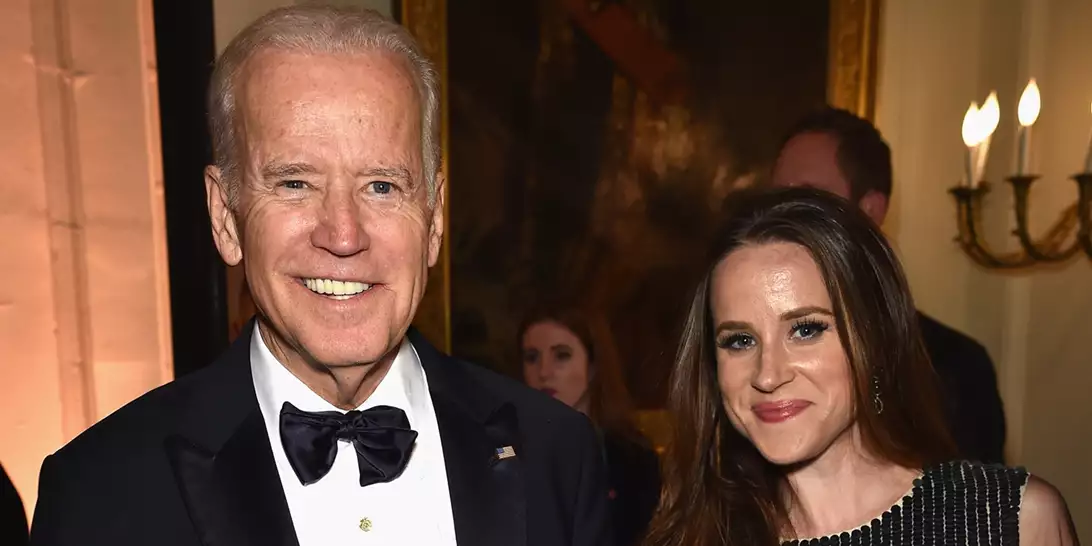 Ashley Biden | Το παλτό που φόρεσε στα θυρανοίξια της Παναγίας των Παρισίων έχει γίνει viral