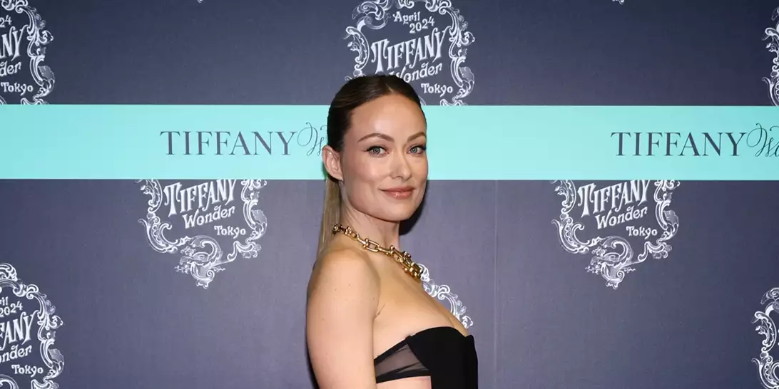 Olivia Wilde | Επίσημη εμφάνιση στο Τόκιο με αποκαλυπτικό LBD